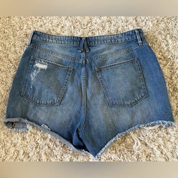 Good American Bombshell Distressed Denim Shorts - Picture 5 of 8